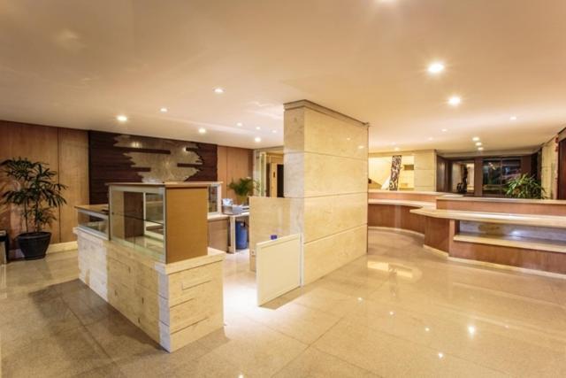 Crown Victoria Hotel Тулунгагунг Экстерьер фото