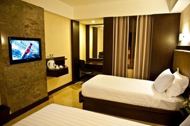 Crown Victoria Hotel Тулунгагунг Номер фото