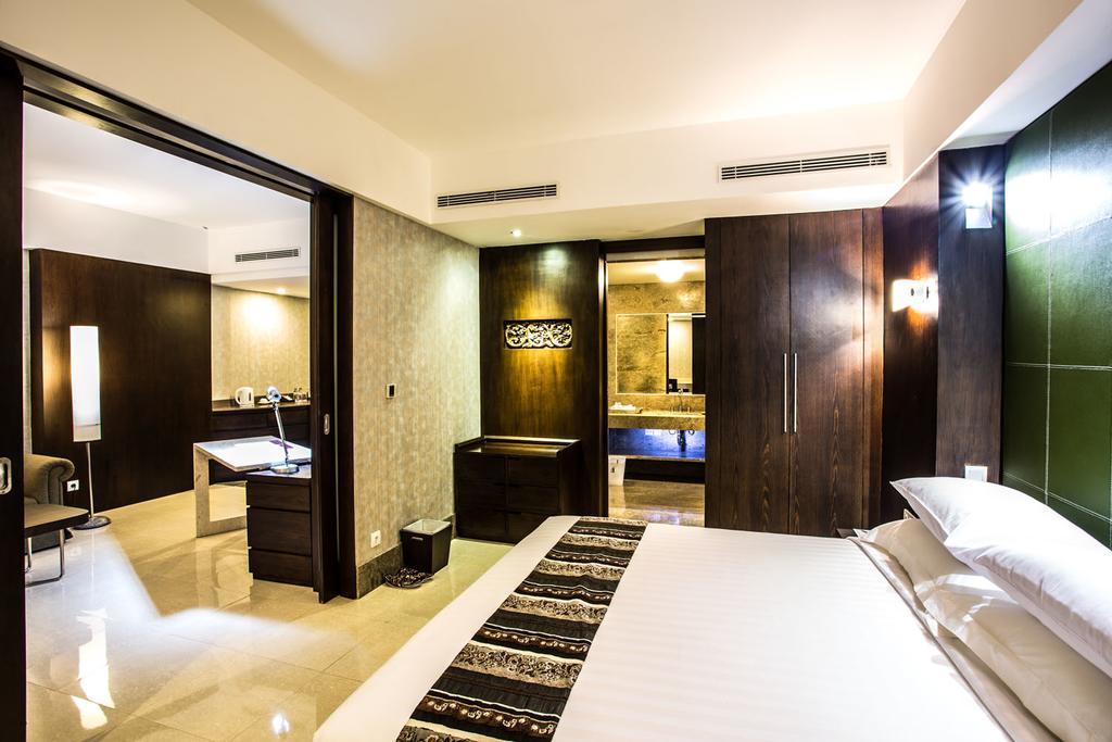 Crown Victoria Hotel Тулунгагунг Экстерьер фото