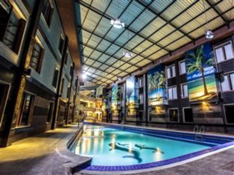 Crown Victoria Hotel Тулунгагунг Экстерьер фото