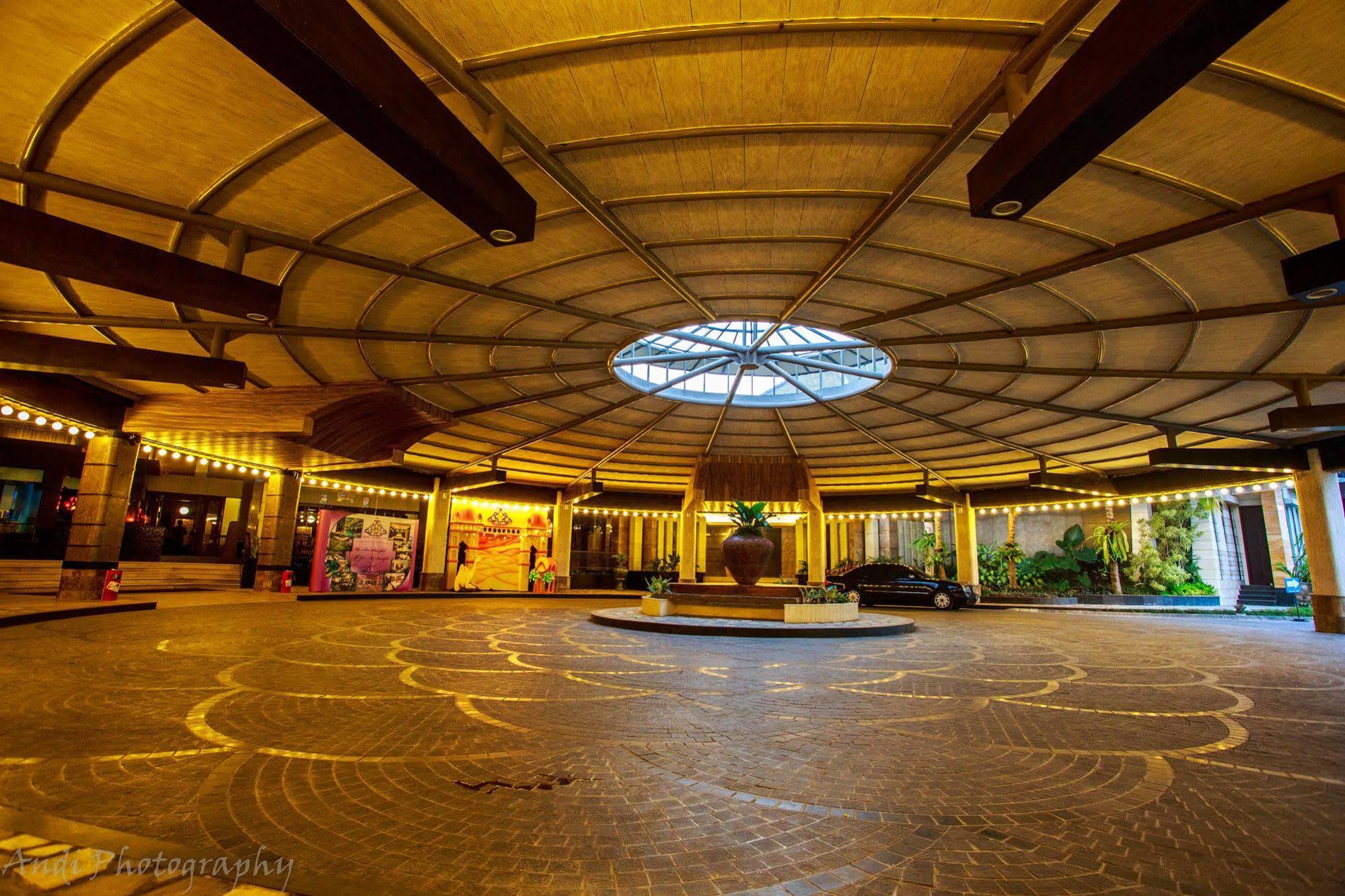 Crown Victoria Hotel Тулунгагунг Экстерьер фото